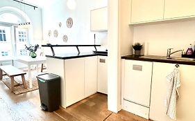 Central Apartment For Up To 10 Guests